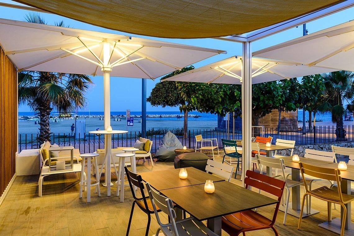 Terrasse du Beach Club Eldorado, vue sur la plage de Cambrils. Idéal pour se détendre.