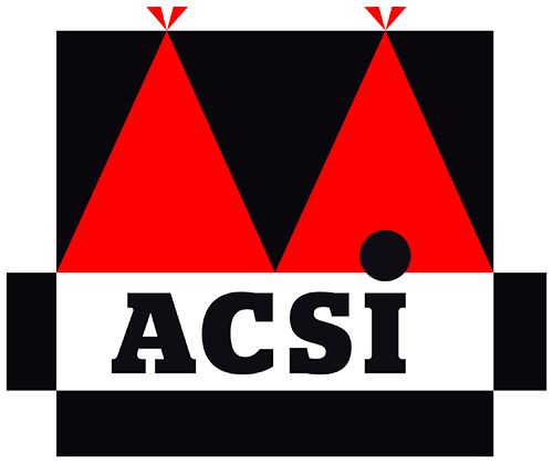 Un logo stylisé en noir, blanc et rouge, avec les lettres « ACSI » au centre sur une bande blanche, surmontées de deux formes triangulaires rouges évoquant des montagnes, chacune couronnée d'un petit « V » rouge, et un point noir au-dessus du « I ».