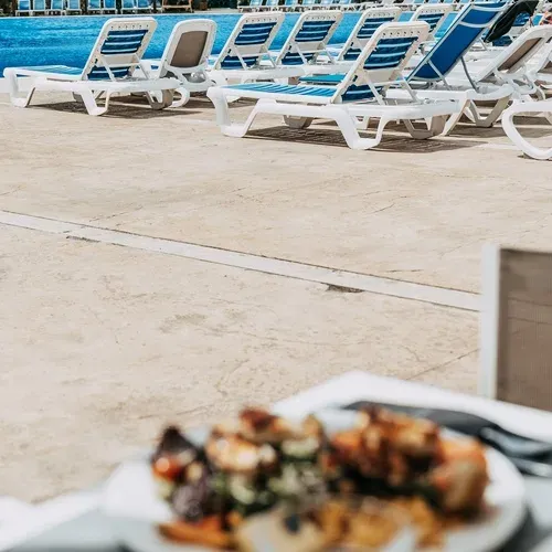 Estival Torre de la Mora : chaises longues bleues et blanches au bord de la piscine, Estival Group Tarragone