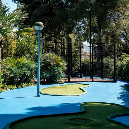 Mini golf en Estival Torre de la Mora, ideal para familias. Estival Group, Tarragona.