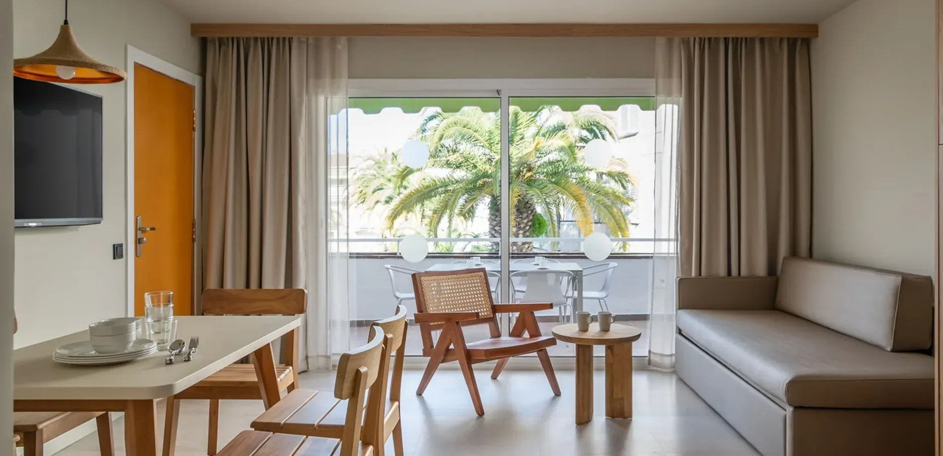 Apartament lluminós amb balcó i palmeres, ideal per a Estival Park Apartaments a Tarragona.