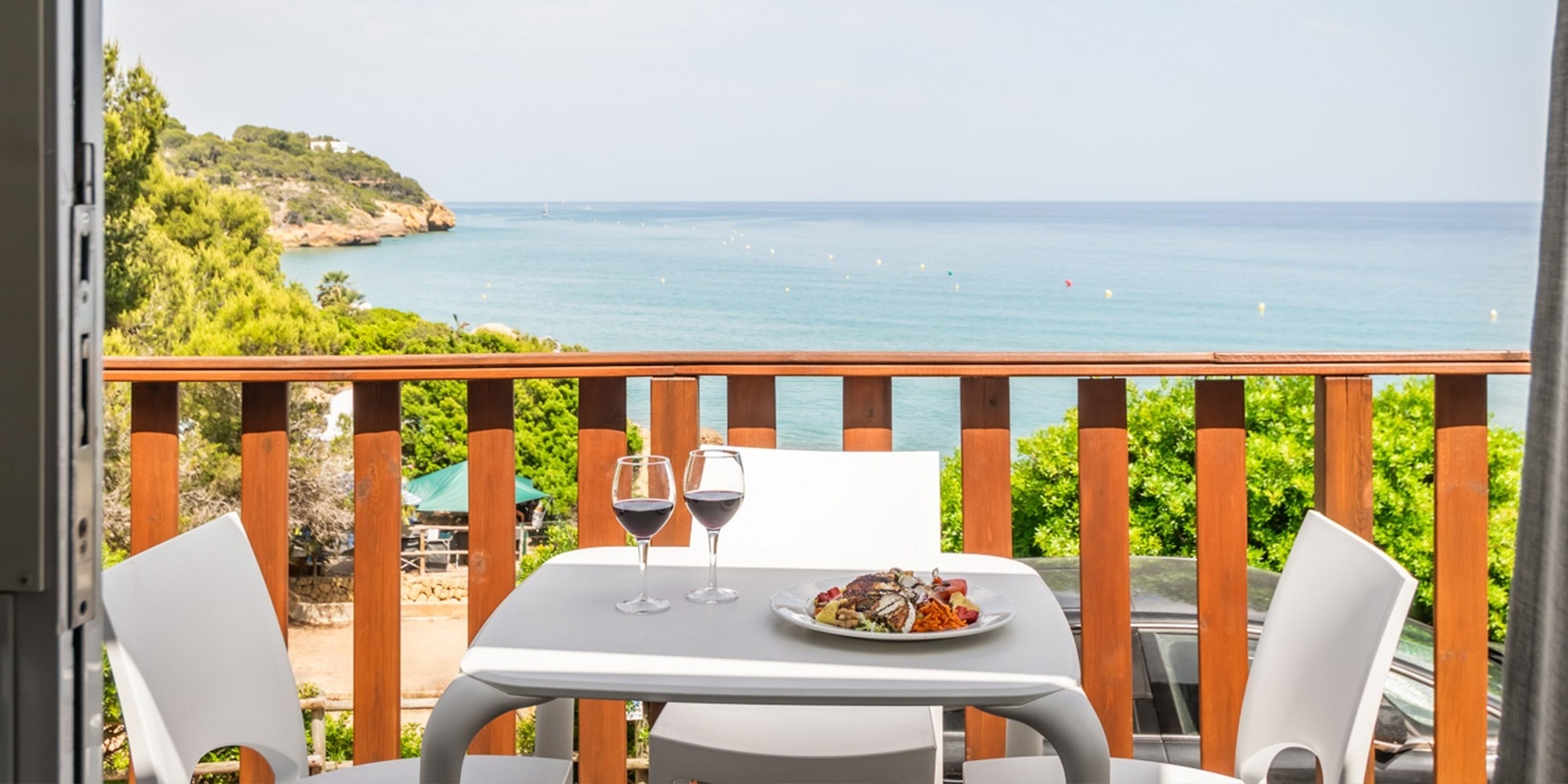 una mesa con dos copas de vino y un plato de comida sobre ella