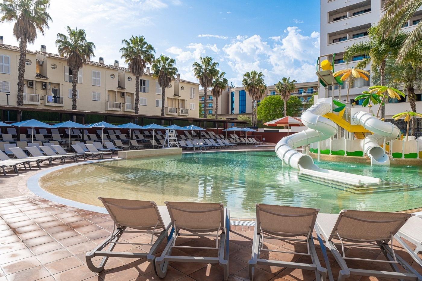 Hotel Estival Park Marena 4* Superior in Tarragona: Pool mit Wasserrutsche und Liegestühlen.