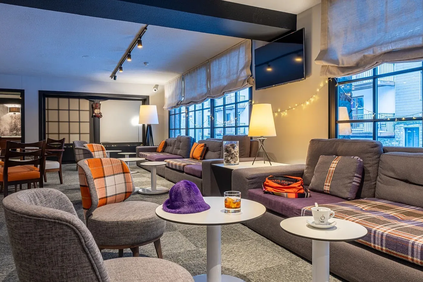 Hotel Cristina: Sofás Chester y sillones a cuadros, perfecto para relajarse. Hotel Cristina | Andorra | Estival Group | Web oficial.