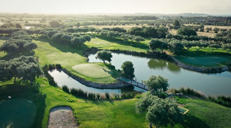 ESTIVAL: Golf d'entreprise, avec bunkers et arbres.