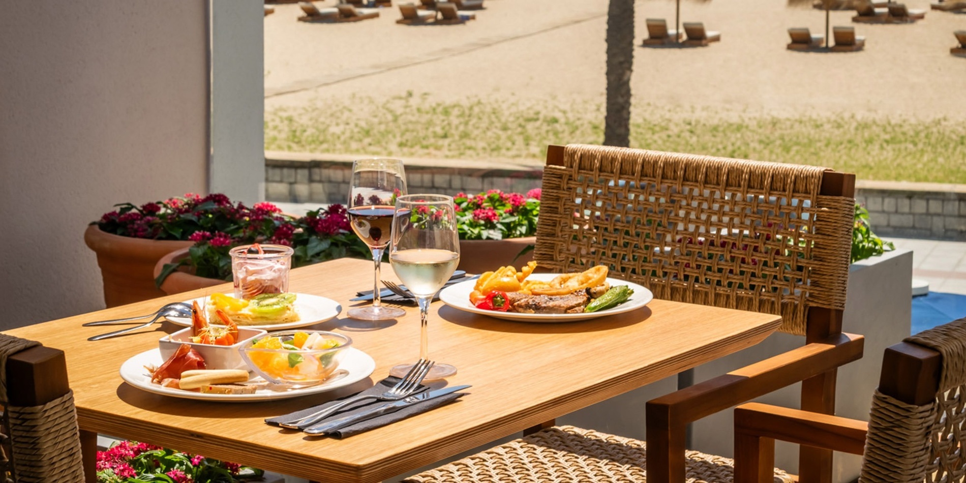 une assiette de pâtes et de fruits de mer sur une table en bois