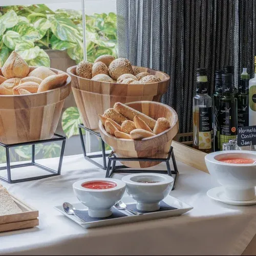 Hotel Vilamari Barcelona: Breakfast buffet with bread baskets, jams, and olive oils.