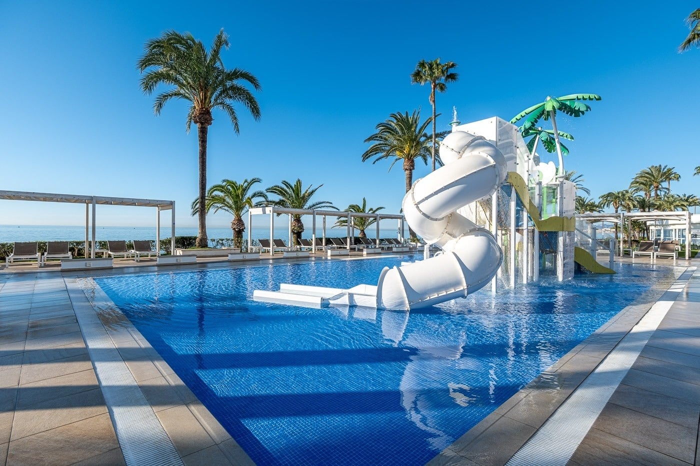 Estival Torrequebrada Benalmádena: piscina con toboganes y palmeras.