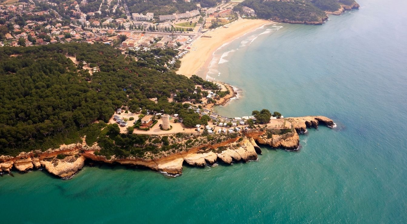 una mesa con una botella de vino y un vaso de jugo de naranja
