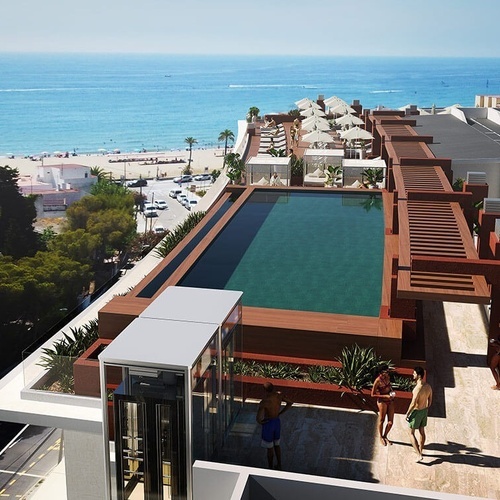une piscine sur le toit d' un bâtiment avec l' océan en arrière-plan