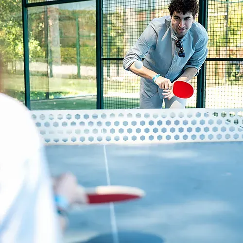 Homme jouant au padel à Estival Torre de la Mora | Estival Group | Tarragone