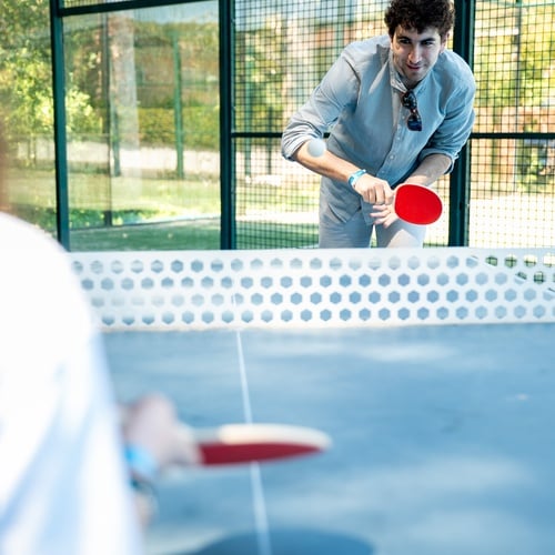 Joven jugando pádel en Estival Torre de la Mora | Estival Group | Tarragona.