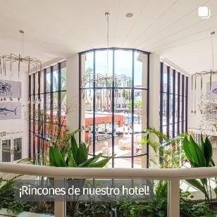 un gran edificio con muchas ventanas y plantas .