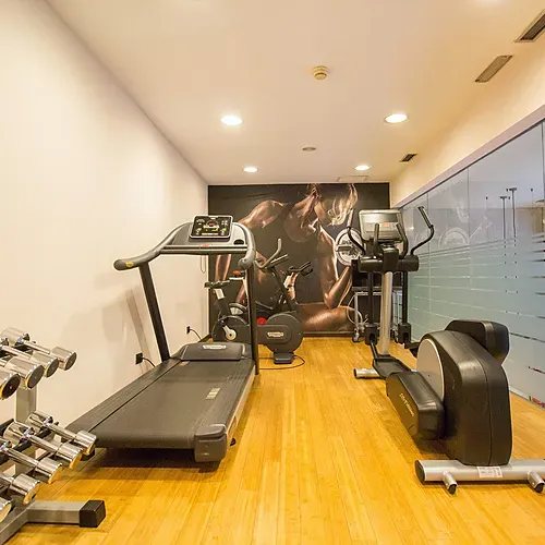 Hotel Vilamari Barcelona gym: treadmills, ellipticals, and free weights.