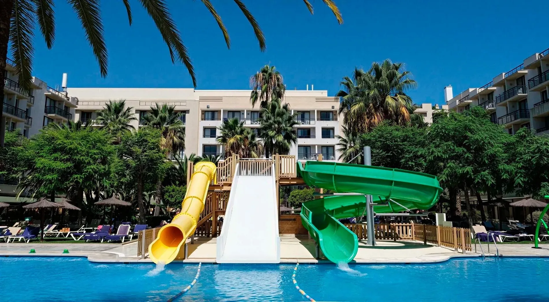 Wasserrutschen neben Pool im Estival Islantilla 4*, Huelva. Offizielle Website.