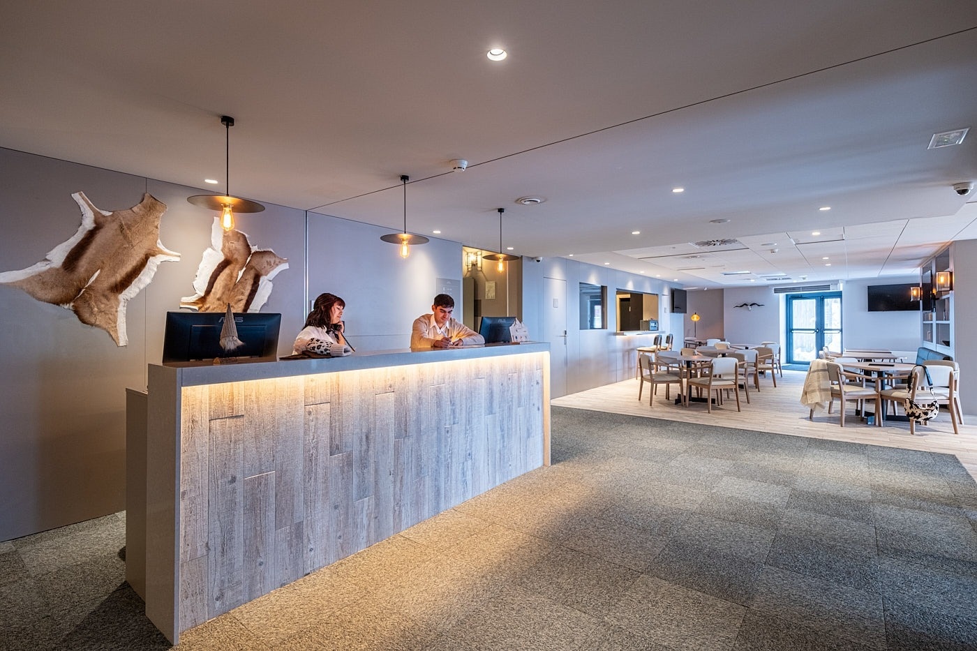 ESTIVAL: Réception d'entreprise avec décorations en peau et coin repas.