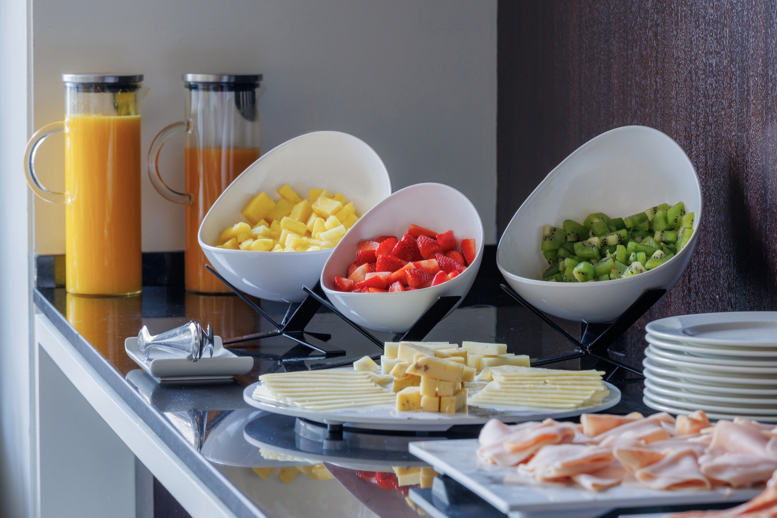 eine Auswahl an Speisen und Getränken auf einem Tisch