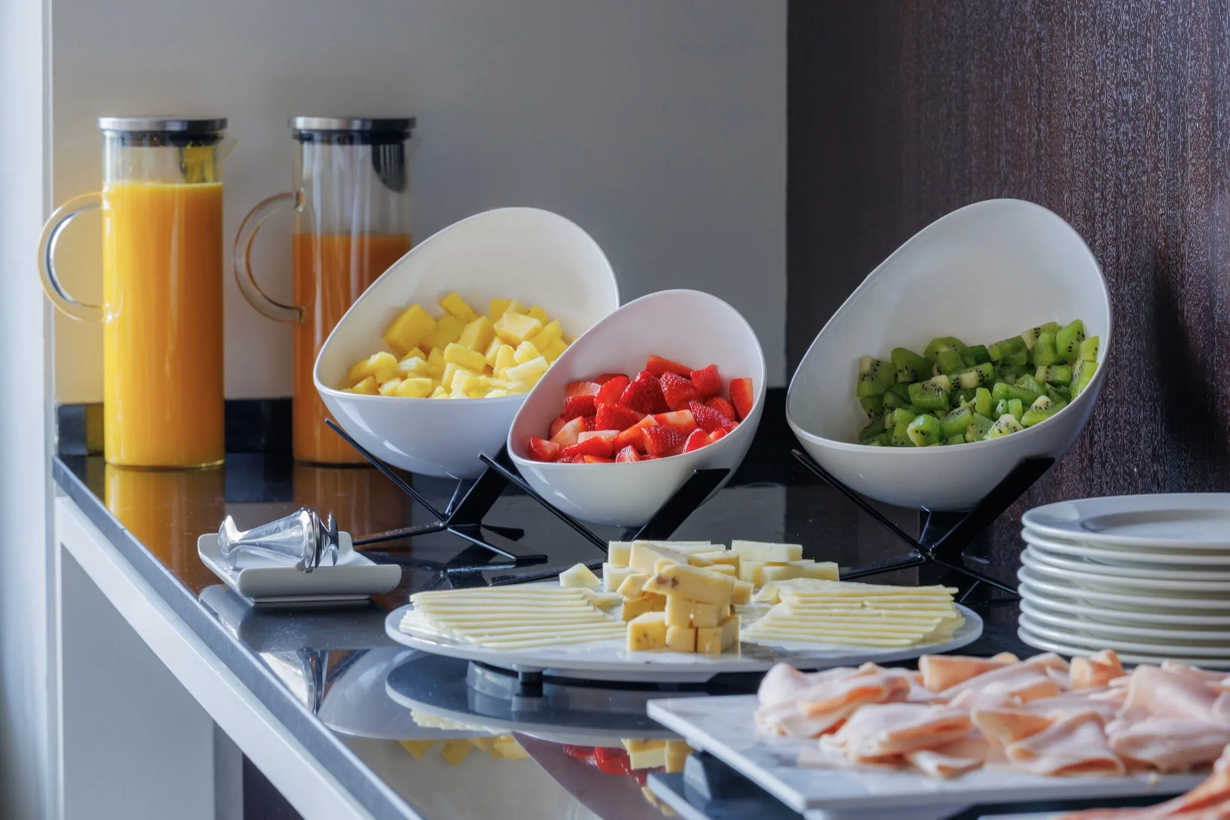 Buffet d'esmorzar ESTIVAL Corporativa: Fruites, formatges i embotits per a esdeveniments.