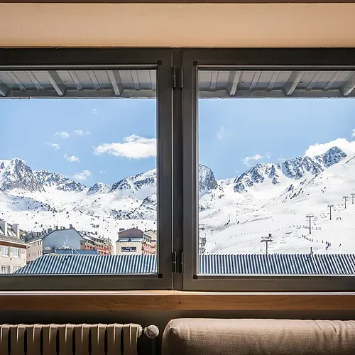 Hotel Sporting Andorra | Grandvalira Pas de la Casa: spacious room with multiple beds, ski decor.