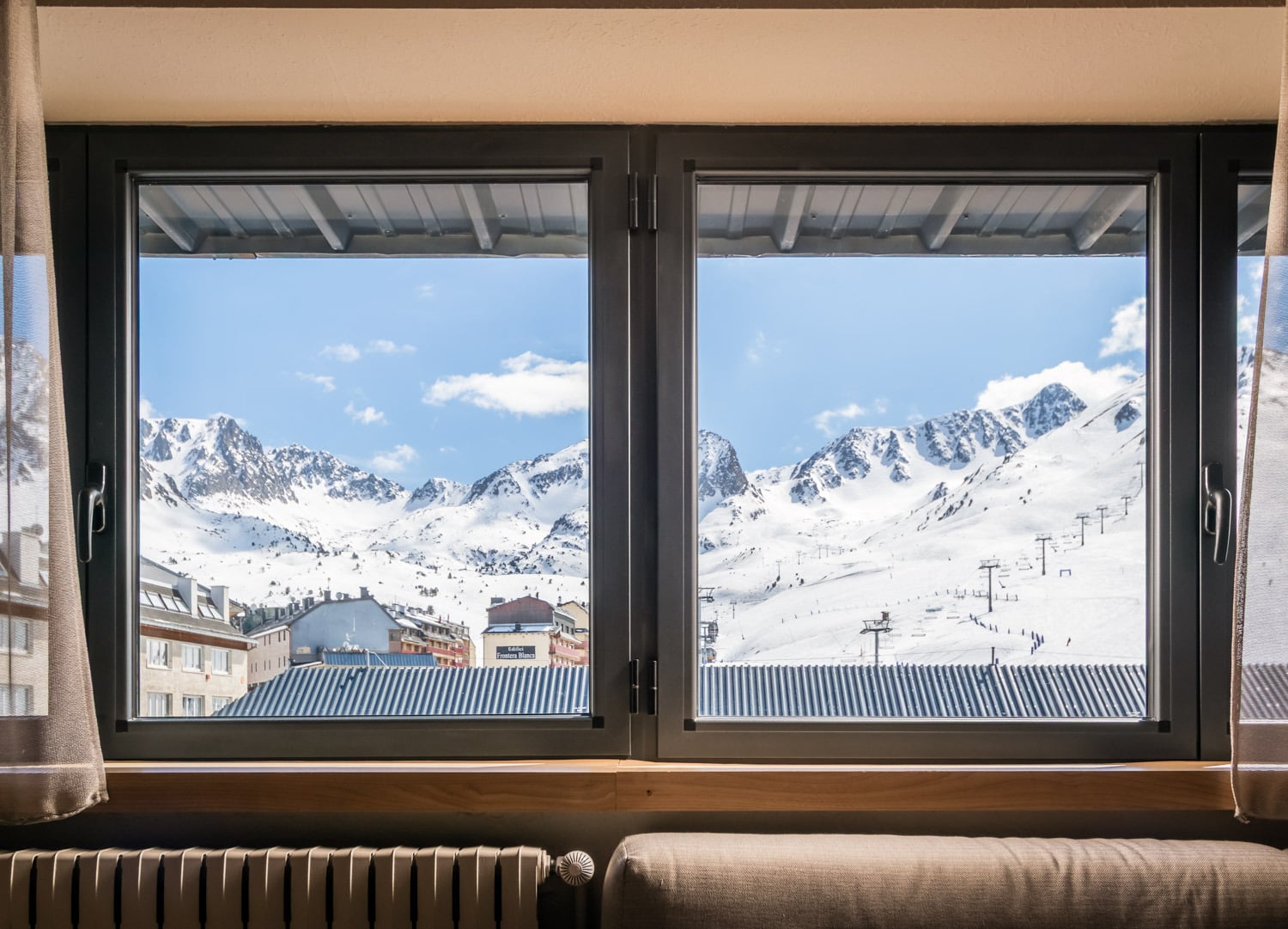Chambres | Hôtel Sporting Andorre | Groupe Estival | Site officiel : Lits jumeaux confortables dans une chambre d'hôtel moderne.