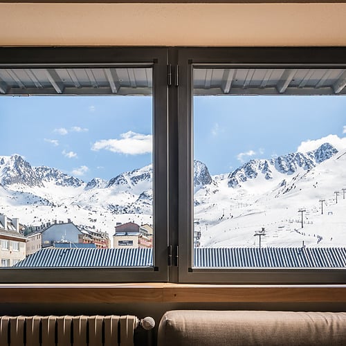 Hotel Sporting Andorra | Grandvalira Pas de la Casa: spacious room with multiple beds, ski decor.