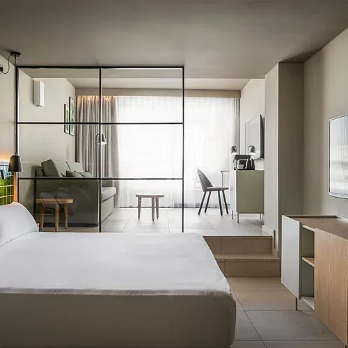 Modernes Hotelzimmer mit Bett & Wohnbereich – Estival Maramar, Estival Group, Tarragona, Offizielle Website