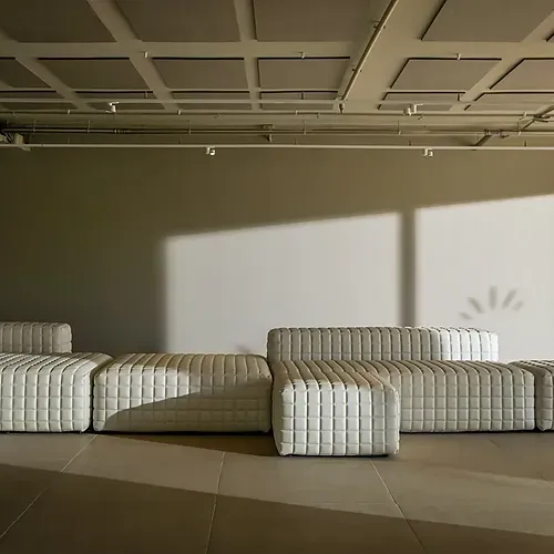 Stilvoller Loungebereich mit weißen Sofas im Estival Maramar | Estival Group | Tarragona.