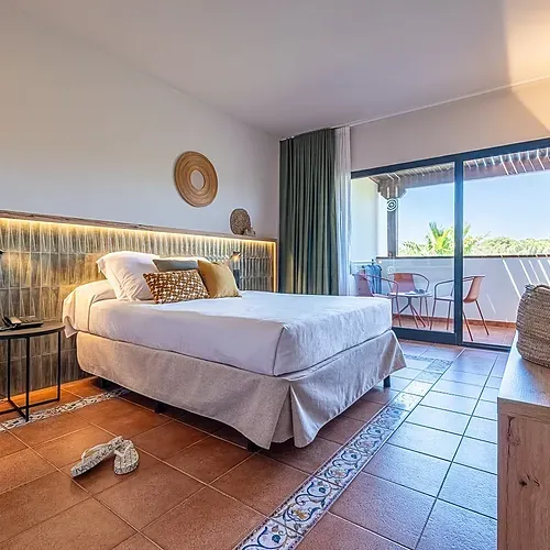 Habitació lluminosa a Hotel Estival Park Marena 4* Superior, Tarragona. Amb llit còmode i balcó.
