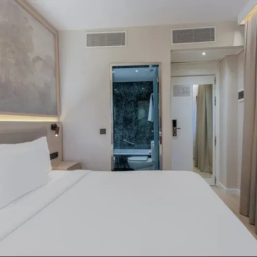 Modern hotel room with king bed and ensuite bathroom. Hotel Vilamari Barcelona.