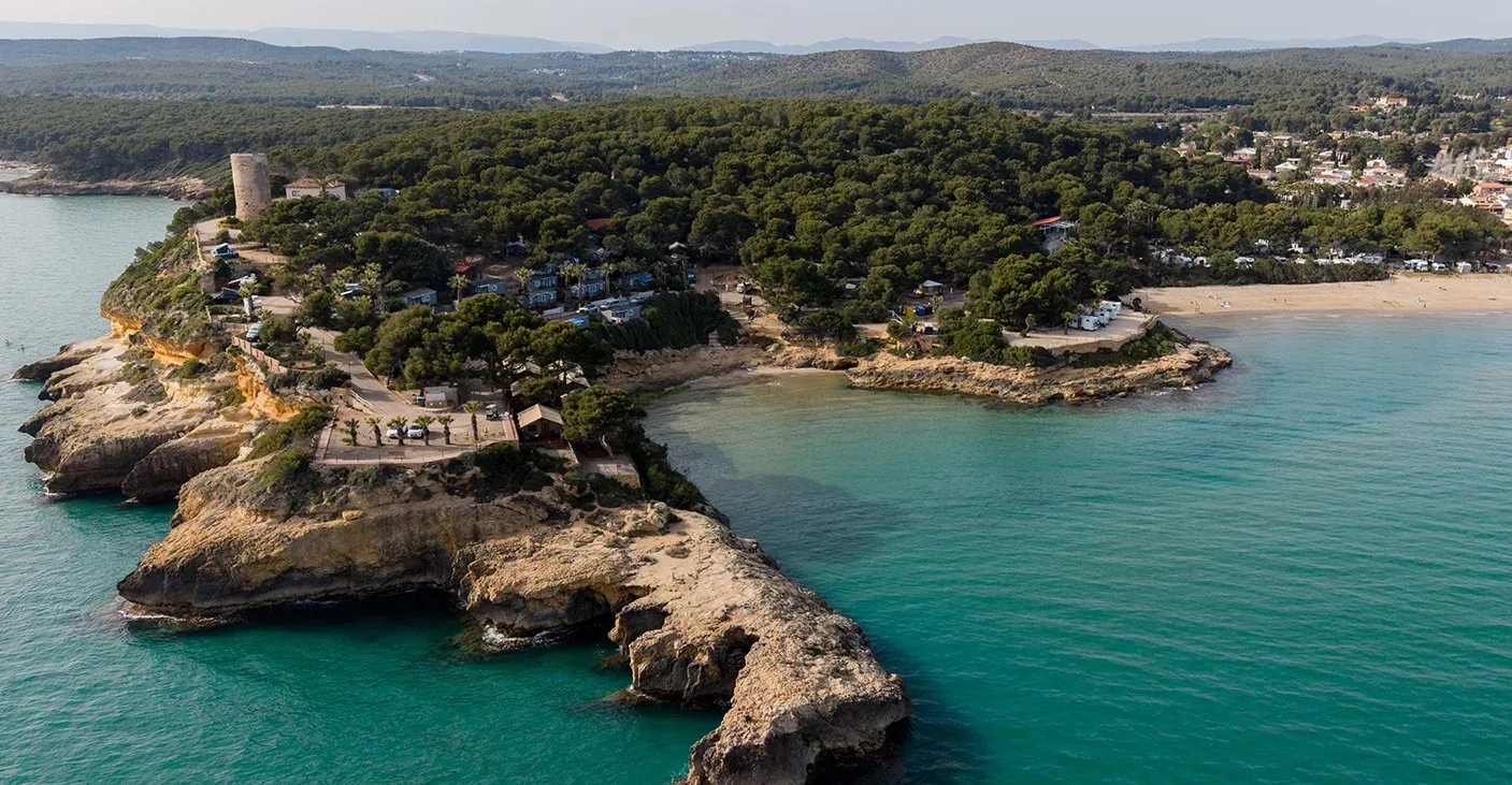 Platja i camping davant del mar, ubicació Estival Torre de la Mora, Tarragona.