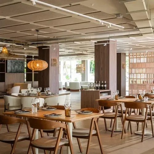 Elegantes Esszimmer im Estival Maramar | Estival Group | Tarragona | Offizielle Website mit Holztischen und Stühlen.