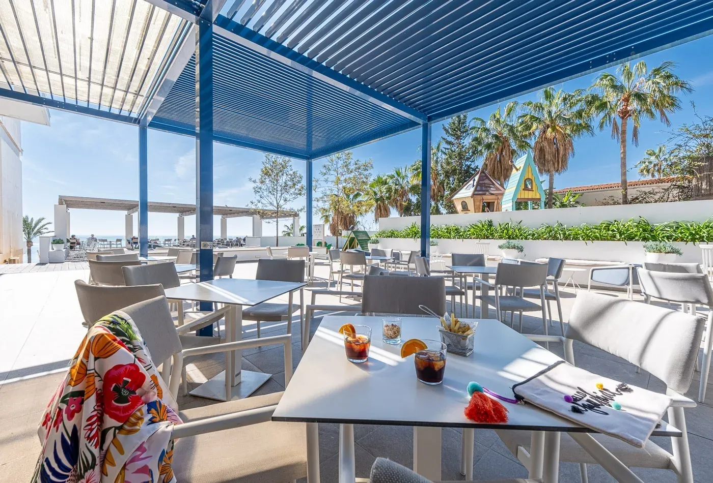 ESTIVAL: Corporate terrace with sea views, tables and chairs for events.