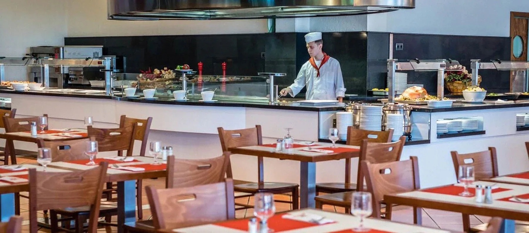 una vista del océano desde un restaurante con muebles y mesas