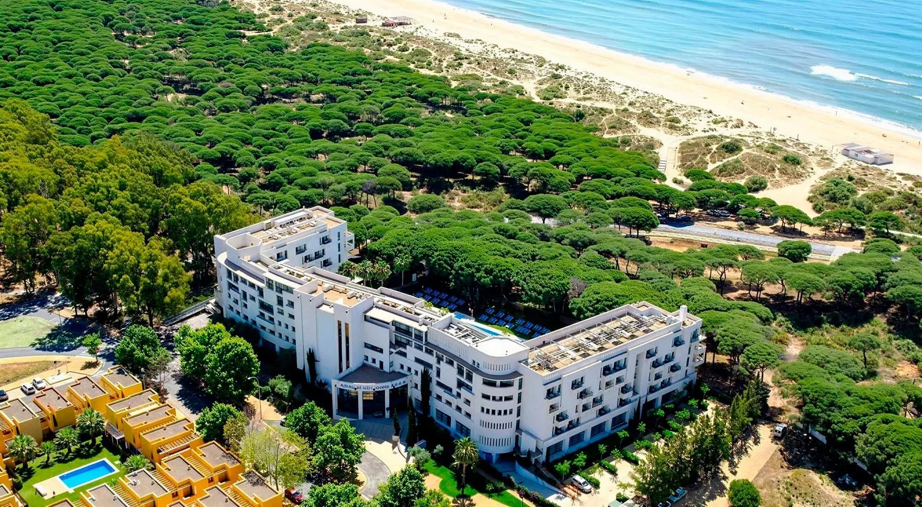 Hôtel Estival Isla Cristina, Huelva. Magnifique complexe hôtelier du Groupe Estival en bord de mer, entouré de pins.