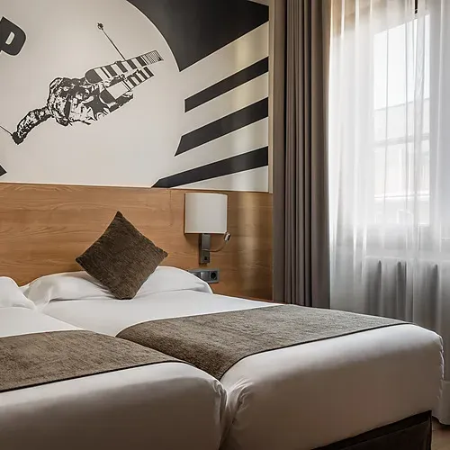 Modern hotel bathroom with sink, bidet, and shower. Hotel Sporting Andorra | Grandvalira Pas de la Casa | Official Web.