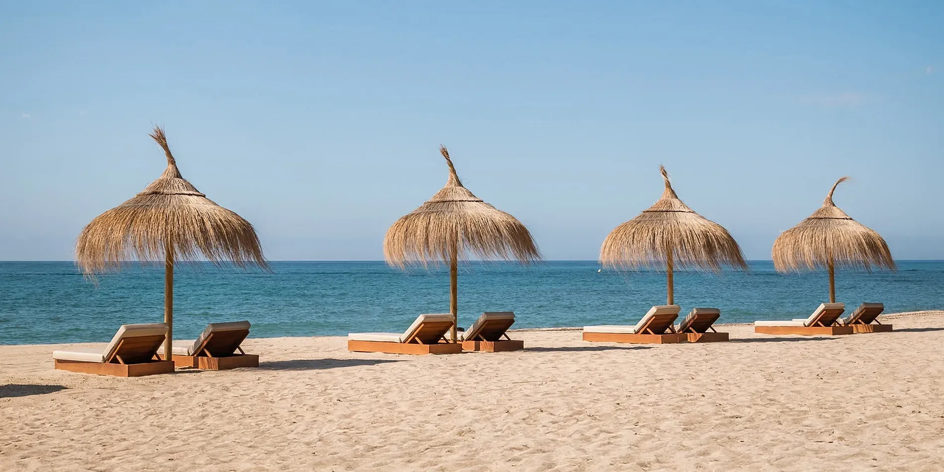 Sombrillas y tumbonas en la playa, perfectas para tu estancia ESTIVAL: Corporativa.