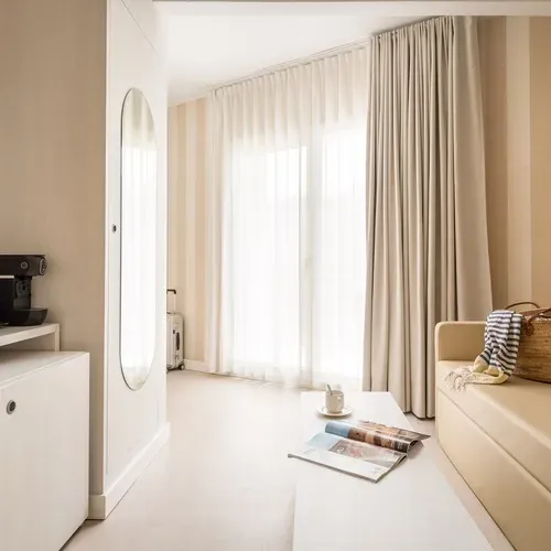 ESTIVAL: Corporate room with sofa, coffee maker, and basket.