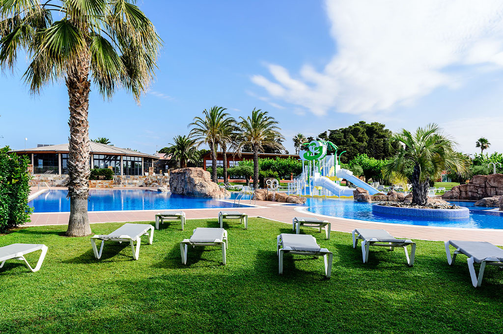 Zona chill out junto a la piscina de Estival ElDorado