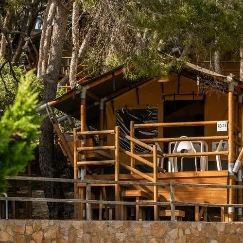 Estival Torre de la Mora : tente safari nichée dans les pins, idéal pour votre séjour.