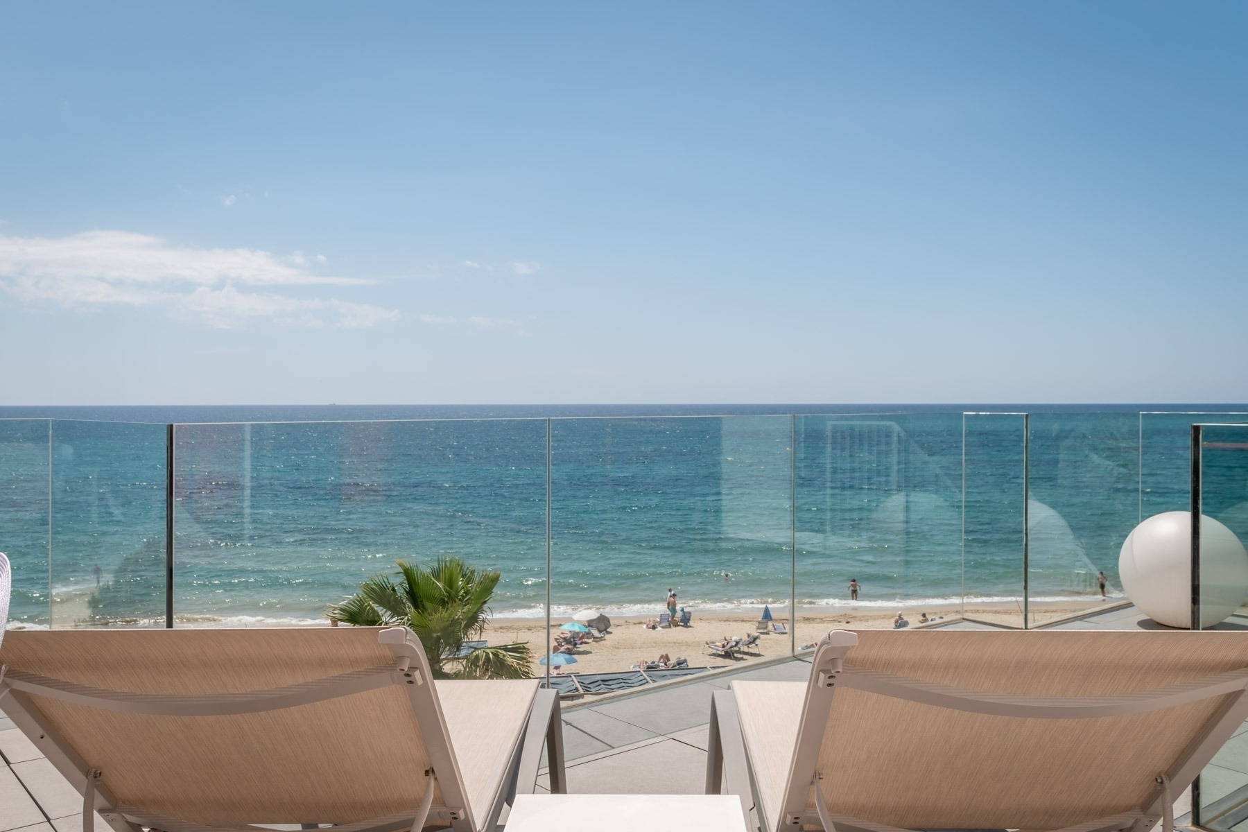 un balcon avec vue sur la plage et l' océan