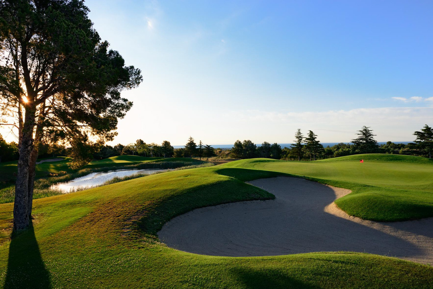 ESTIVAL: Golf d'entreprise, avec bunkers et arbres.