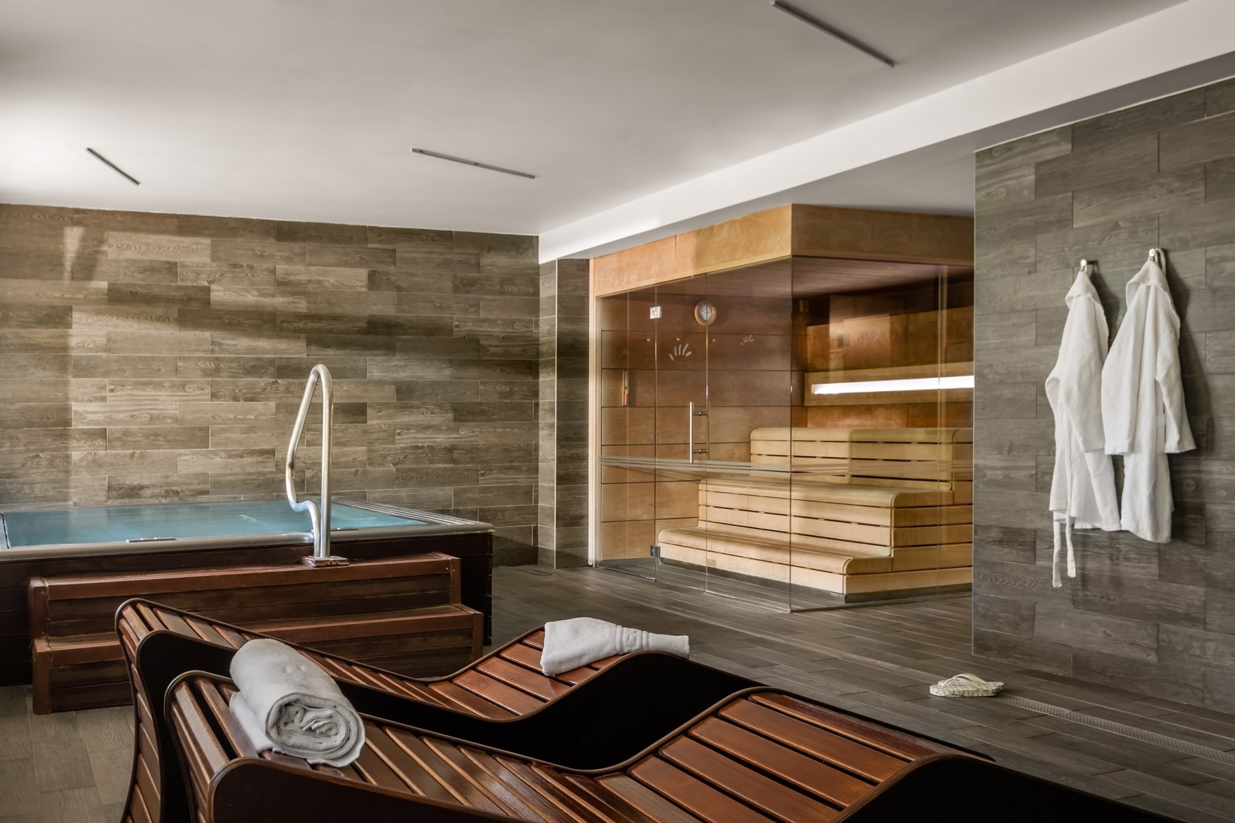 a room with a jacuzzi and a sauna in it