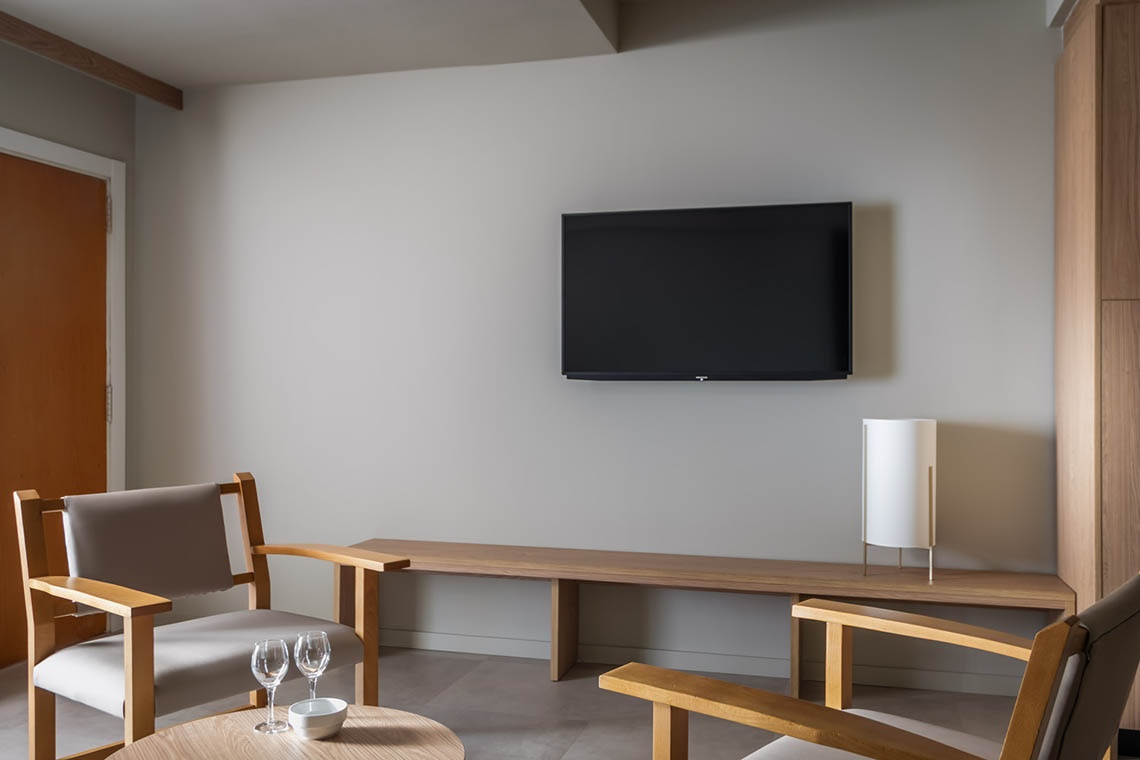ESTIVAL: Habitació moderna amb TV, butaques i tauleta.