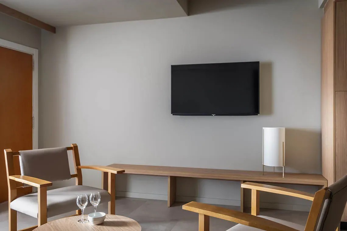 ESTIVAL: Habitació moderna amb TV, butaques i tauleta.