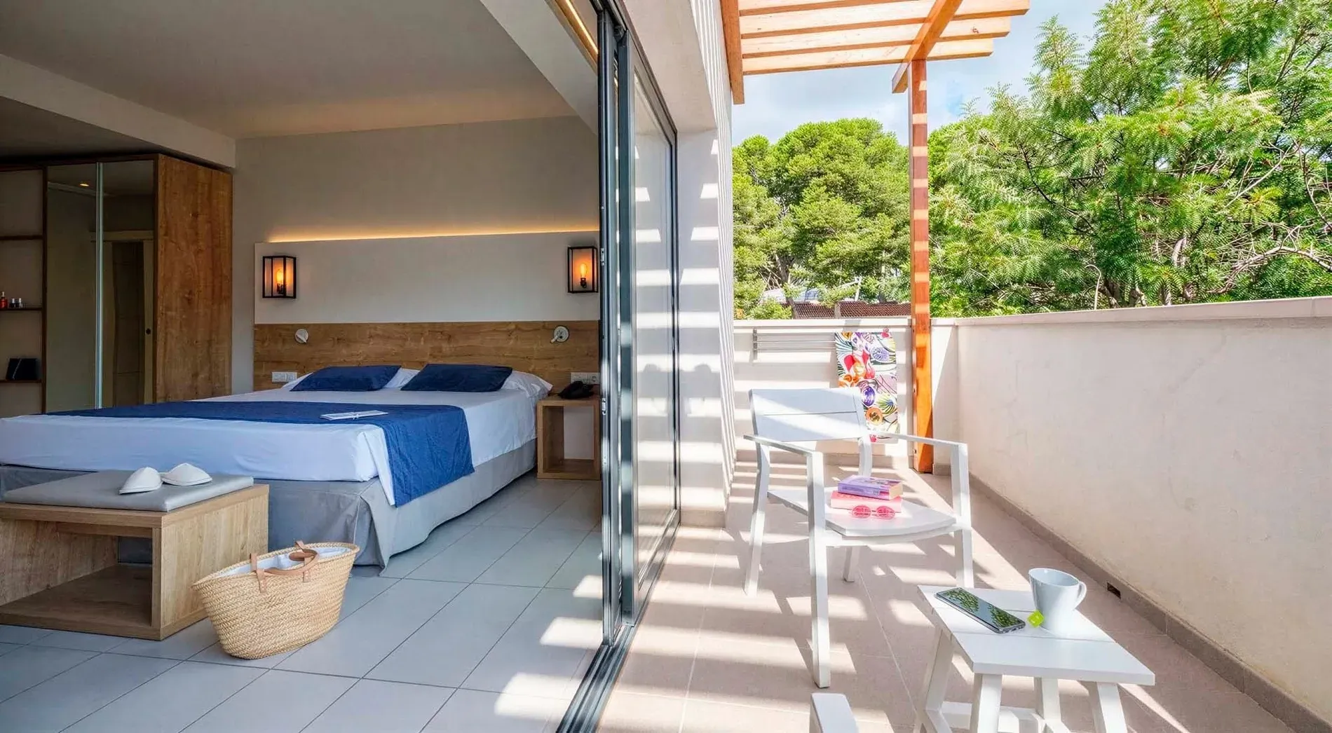 Chambres à Estival Eldorado 4* Superior : Détendez-vous sur votre balcon privé avec vue sur la verdure. Site Web Officiel Huelva.