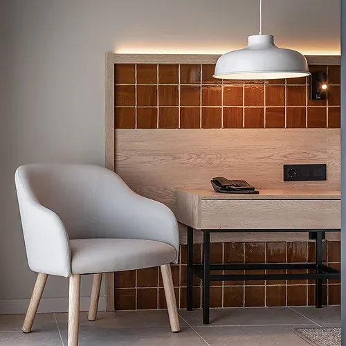 Modernes Hotelzimmer mit Sessel und Schreibtisch im Estival Maramar | Estival Group | Tarragona | Offizielle Website