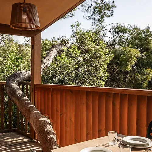 Balcon en bois avec vue sur la forêt | Estival Torre de la Mora | Site officiel