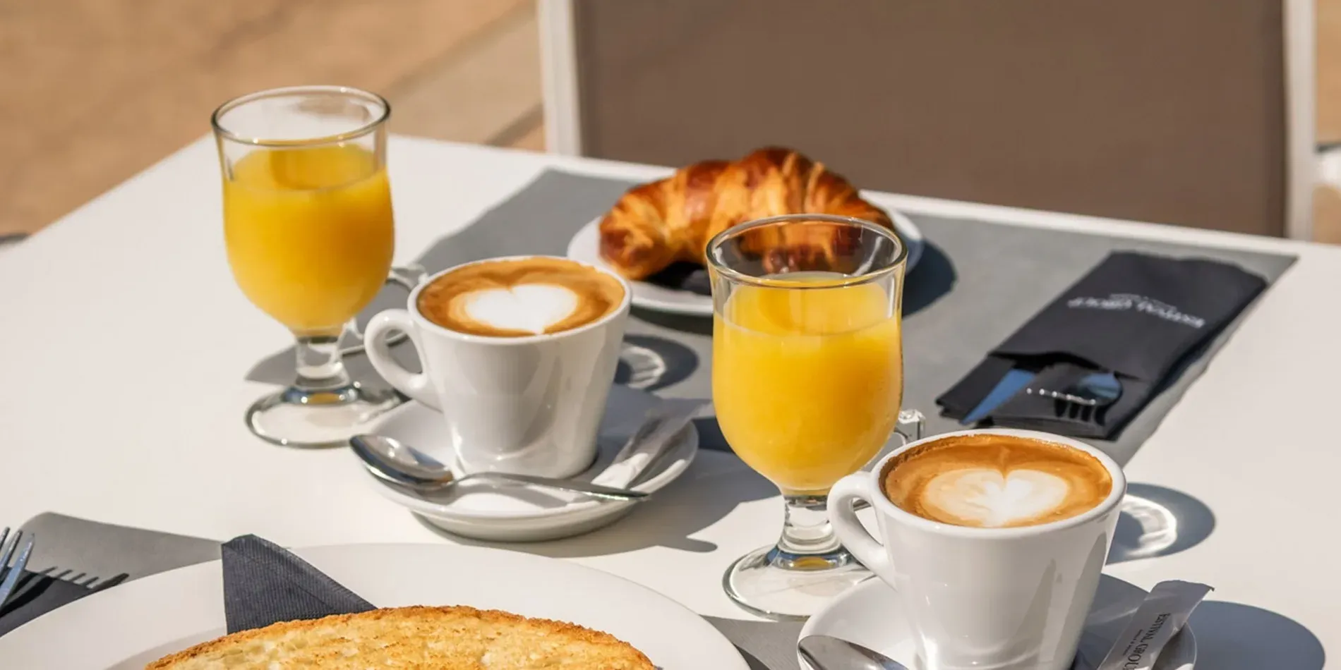Gastronomy | Estival Torre de la Mora | Tarragona | Official Website: Enjoy coffee & juice on sunny terrace.