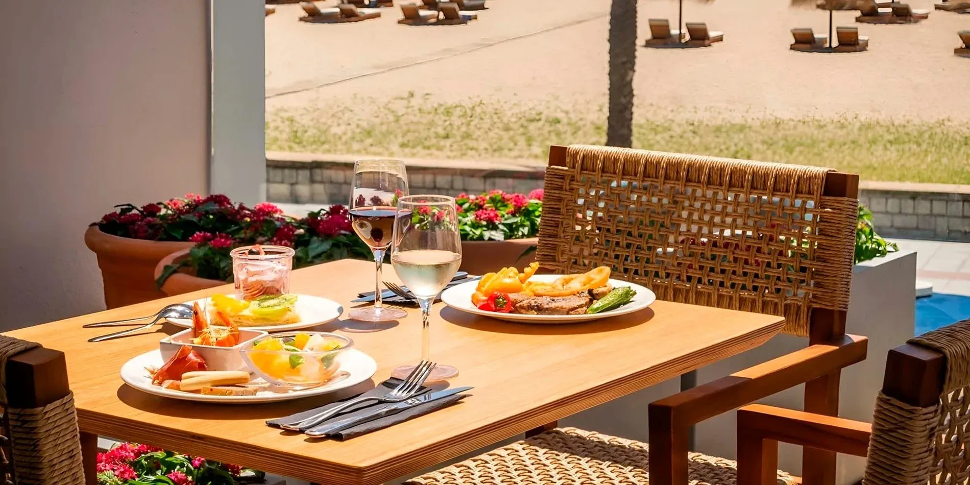 Gastronomia | Estival Maramar | Tarragona | Web Oficial: taula amb menjar i vi vora la platja.