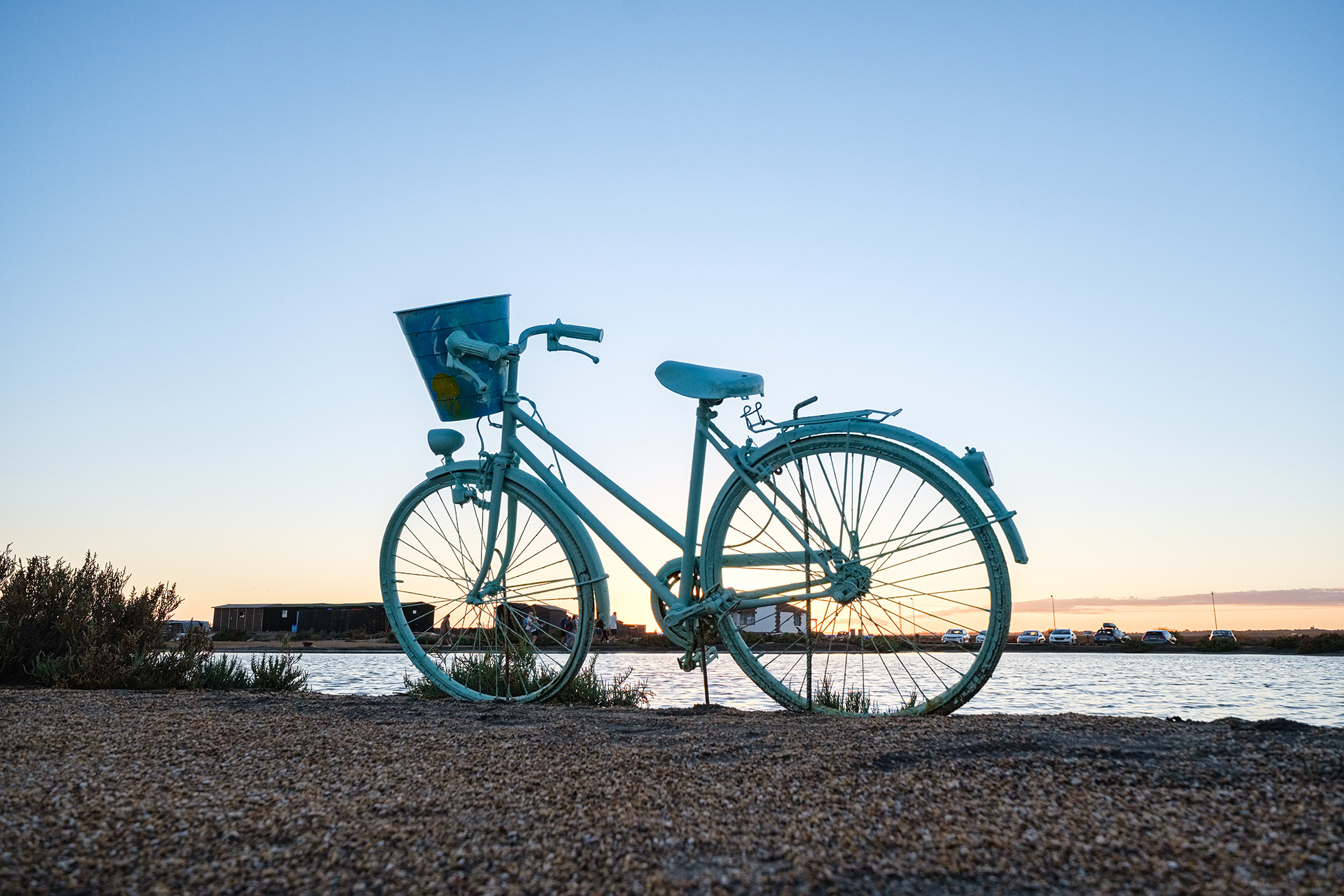 Vélo bleu vintage décoratif au bord de l'eau, ambiance paisible pour votre séjour ESTIVAL: Corporativa